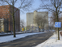 906107 Gezicht over de Kardinaal de Jongweg op het voormalige Centraal Belastingkantoor (Gerbrandystraat 20) te ...